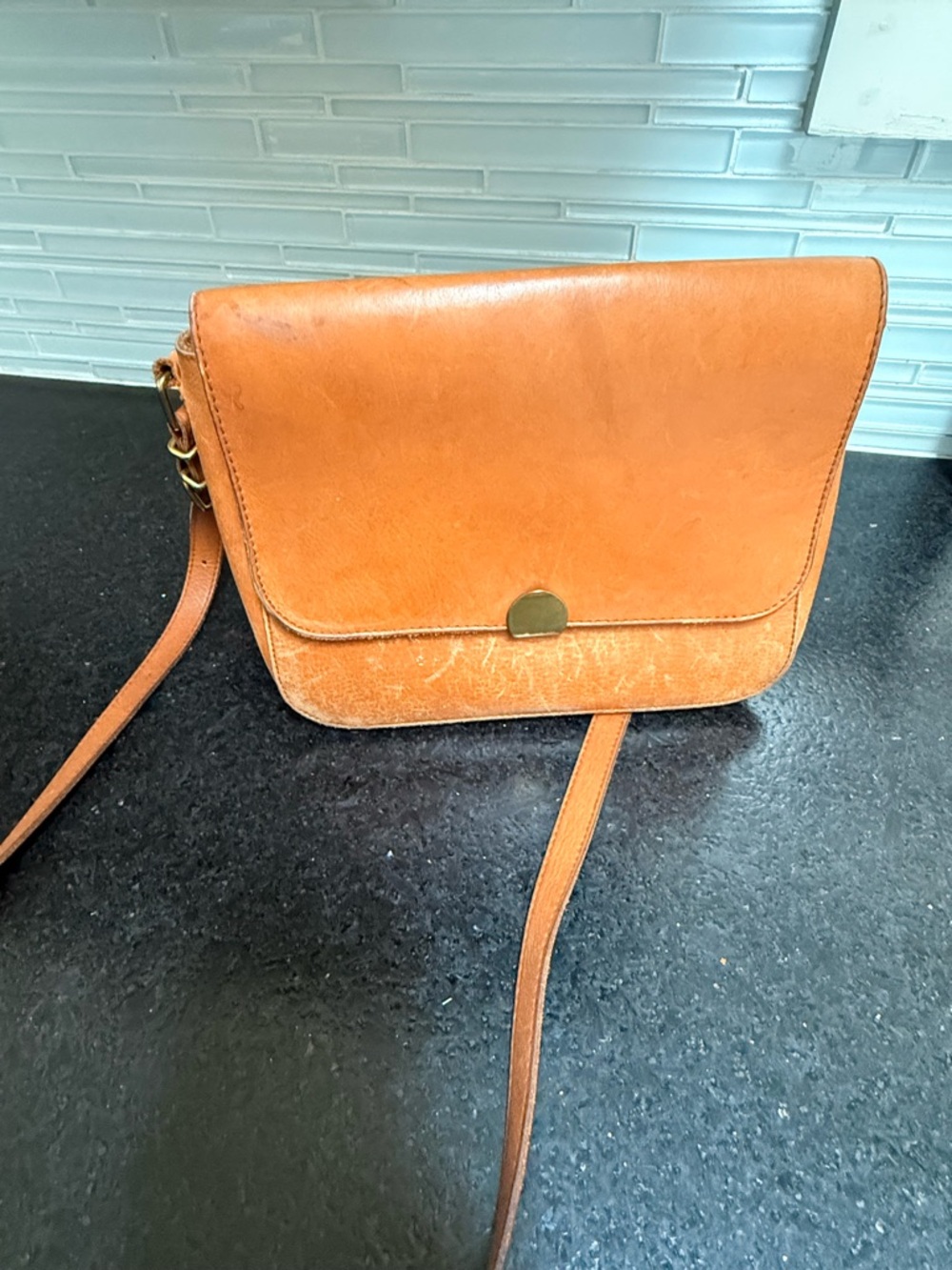 Madewell Leather Crossbody in Warm brown. Gold buckle
